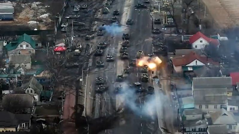 Ukrajinci na předměstí Kyjeva rozstříleli ruské tanky, ukazuje video